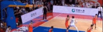 空篮失手 摆烂又伤退 王哲林里程碑之夜再引争议